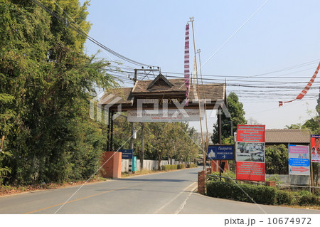 チェンマイの寺院:ワット・チェディ・リアムの通りにある門 チェンマイの寺院:ワット・チェディ・リアムの通りにある門 10674972