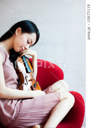 ヴァイオリンを抱いた女性 10675119