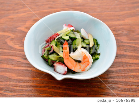 きゅうりとわかめの酢の物（タコとエビのボイル添え） 10676599