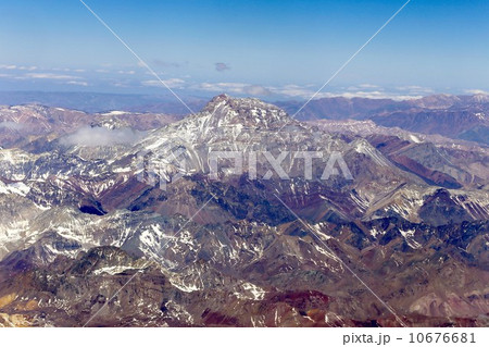 チリとアルゼンチンの国境にそびえる南米最高峰 アンデス山脈のアコンカグア山を上空から見るの写真素材