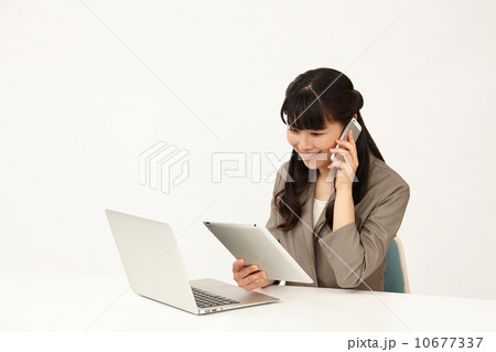 パソコンをするビジネスウーマン 10677337