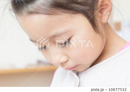 うつむく4才の女の子の写真素材