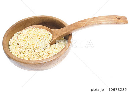rice in wooden plate and spoon isolated on white background 10678286