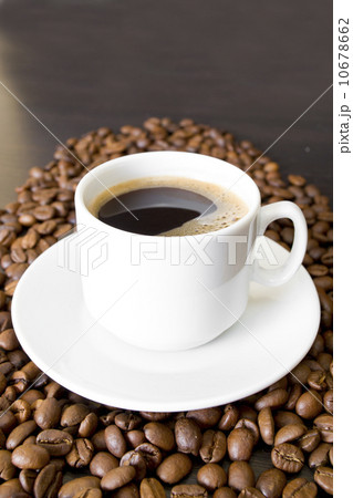 coffee beans, cup, Pots, cinnamon on dark background coffee beans, cup, Pots, cinnamon on dark background 10678662