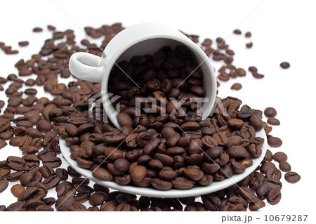 coffee beans in a cup isolated on white background 10679287