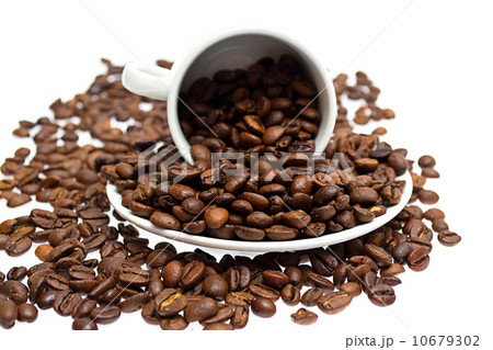 coffee beans in a cup isolated on white background 10679302