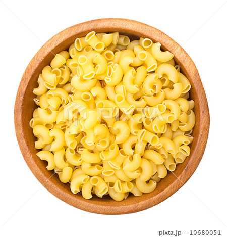 Uncooked pasta in a wooden bowl 10680051