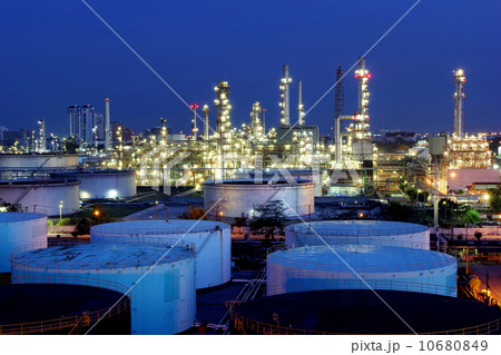Oil refinery at twilight Oil refinery at twilight 10680849