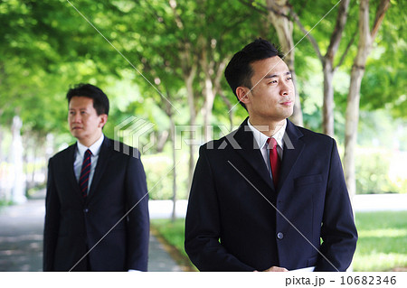 外出中のアジア人ビジネスマン 10682346
