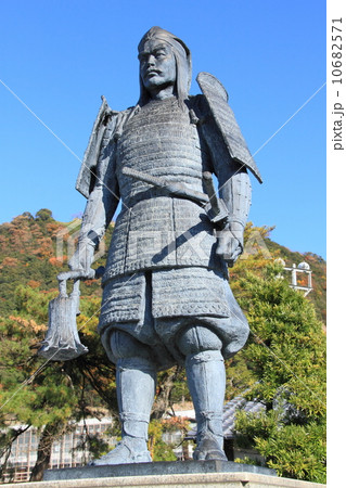 11月鳥取 鳥取城にある吉川経家像 10682571