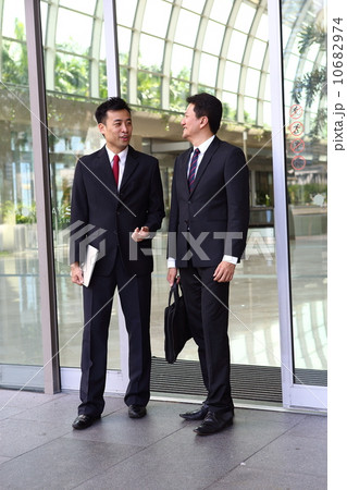 会話をするアジア人ビジネスマン 10682974