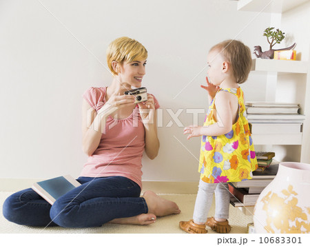 Mother with baby daughter (12-17 months) Mother with baby daughter (12-17 months) 10683301