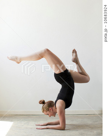 Teenage (16-17) gymnast exercising 10683924