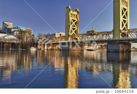 USA, California, Sacramento, tower bridge over Sacramento river 10684158