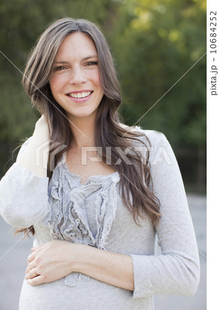 Portrait of pregnant mid adult woman 10684252