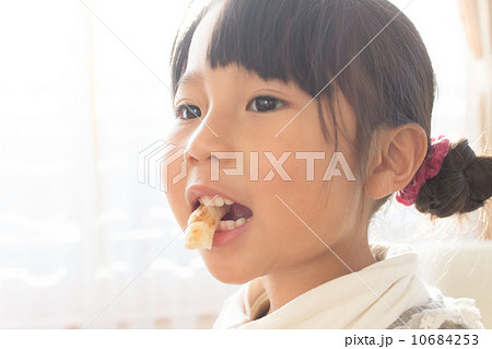食べる４歳の女の子 10684253