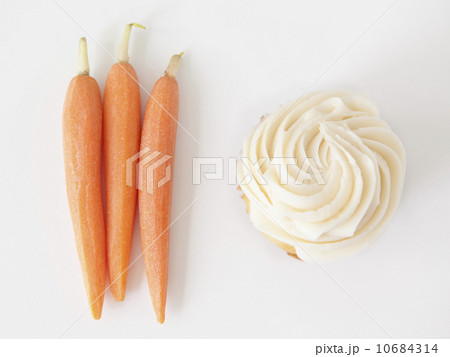 Carrots and muffin on white background, studio shot 10684314