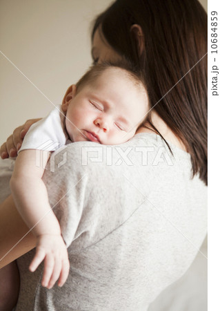 Mother embracing baby girl (2-5 months) 10684859