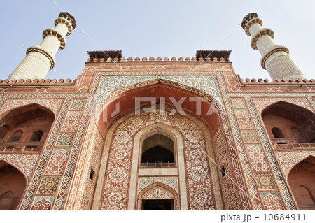 India, Uttar Pradesh, Agra, Sikandra, Akbar's Tomb, low angle view India, Uttar Pradesh, Agra, Sikandra, Akbar's Tomb, low angle view 10684911