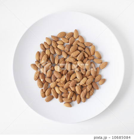 Almonds on plate, studio shot Almonds on plate, studio shot 10685084