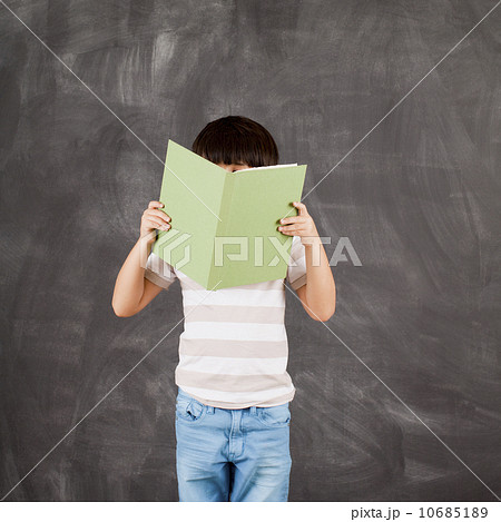 Studio shot of boy (6-7) reading 10685189