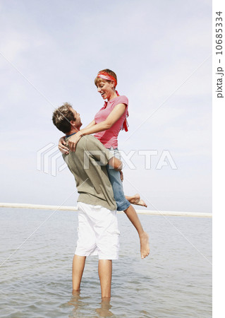 Portrait of couple in sunlight 10685334