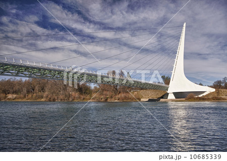 USA, California, Redding, turtle bay, sundial bridge over Sacramento river 10685339