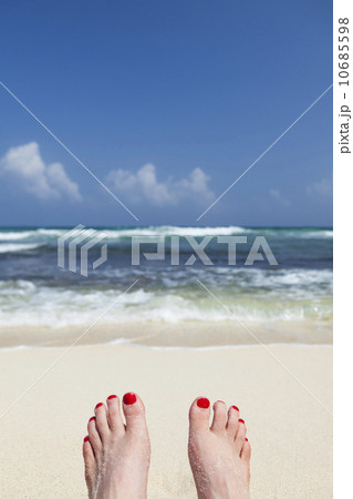 Mexico, Quintana Roo, Yucatan, Tulum, Woman's feet, beach and sea Mexico, Quintana Roo, Yucatan, Tulum, Woman's feet, beach and sea 10685598