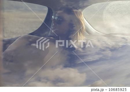 Woman in car 10685925