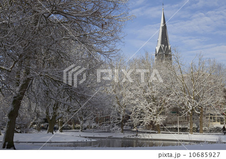 Winter scene in local park 10685927