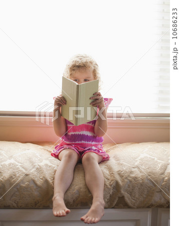 Girl sitting and reading book Girl sitting and reading book 10686233