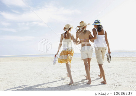 Portrait of couple smiling 10686237