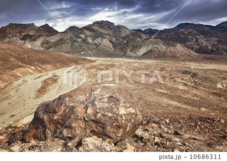 USA, California, Death Valley, barren landscape 10686311