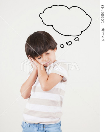 Studio shot of boy (6-7) with thought bubble 10686448