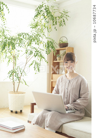 パソコンで検索する女性 10687734