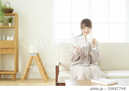 読書をする女性 読書をする女性 10687748