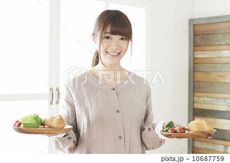 朝食を配膳する女性 10687759