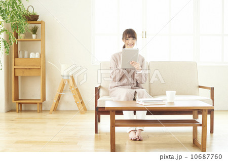 タブレットで検索する女性 10687760