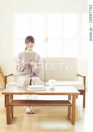 タブレットで検索する女性 10687762