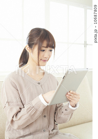タブレットで検索する女性 タブレットで検索する女性 10687809
