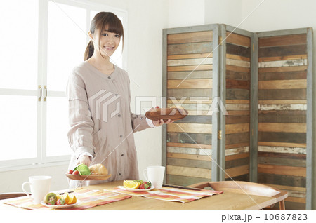 朝食を配膳する女性 10687823