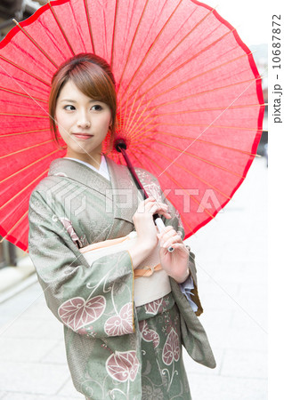 京都で着物を着た女性 京都で着物を着た女性 10687872