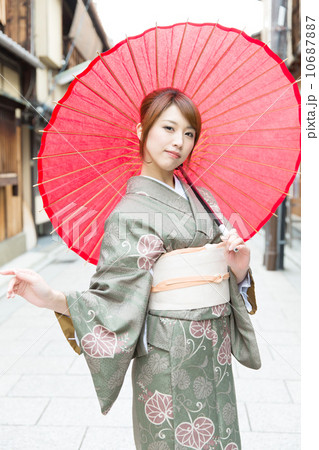 京都で着物を着た女性 京都で着物を着た女性 10687887