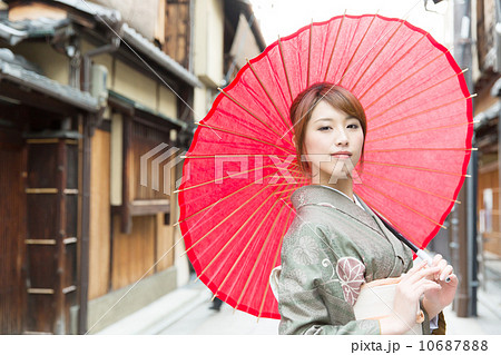 京都で着物を着た女性 10687888