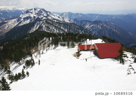 雪山登山～残雪の西穂山荘 10689316
