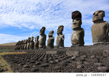 イースター島のモアイ像 10690037