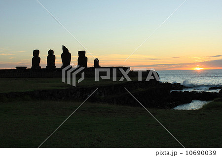 イースター島のモアイ像の夕焼け 10690039
