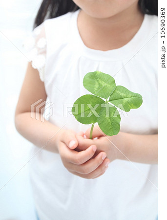 四葉のクローバーと子供 10690369