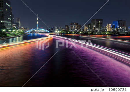 隅田川を走る屋形船の光跡　永代橋と東京スカイツリーの夜景 10690721