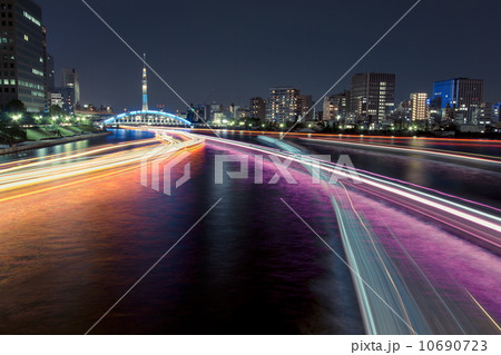 隅田川を走る屋形船の光跡　永代橋と東京スカイツリーの夜景 10690723